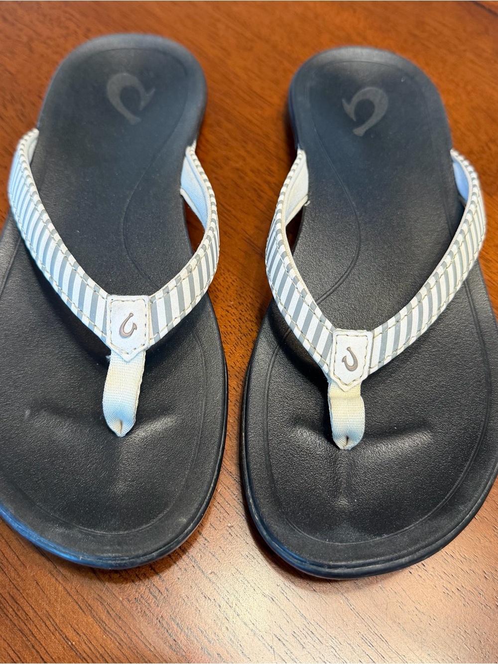 OluKai Ho'opio Womens Flip Flops Size 6 Gray White Striped Thong Sandals Beach